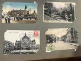 de nombreuses cartes postales anciennes accrochées au mur d'un immeuble