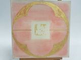 Peinture abstraite rose et dorée sur chevalet, sur fond blanc