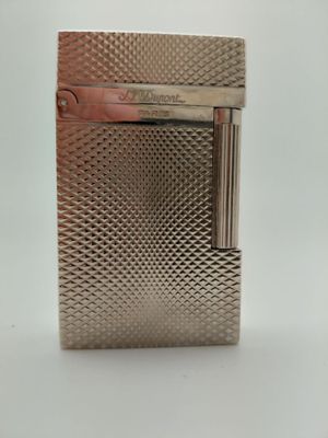 un étui à cigarettes ancien en argent sur fond blanc