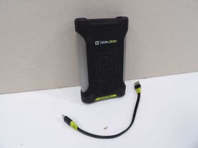 une photo d'un chargeur portable posé sur une table