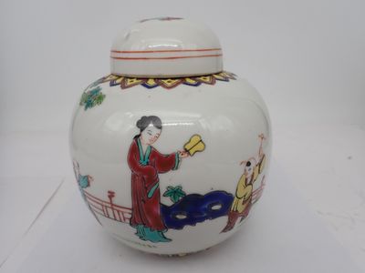 un vase blanc avec un tableau posé sur une table