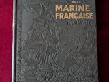 la couverture d'un livre recouverte de tissu rouge