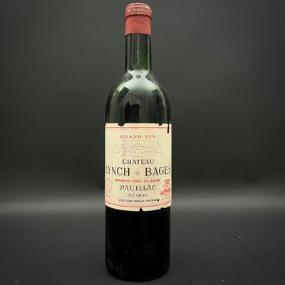 une bouteille de vin posée sur une table
