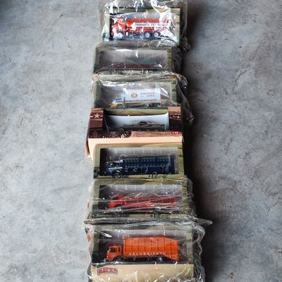 de nombreux types différents de petits trains alignés les uns à côté des autres