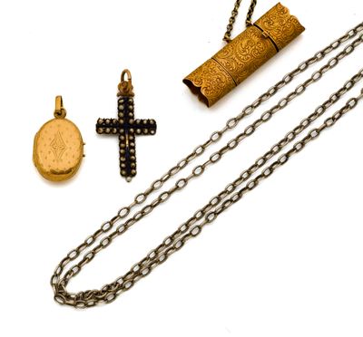 plusieurs bijoux, dont une croix, un pendentif et une chaîne