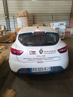 la photo d'une voiture garée dans un garage