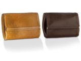 une paire de portefeuilles en cuir marron et marron sur fond blanc