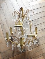 LUSTRE CAGE à six bras de lumière en métal doré et pendeloqu…