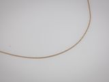 un collier en chaîne en or avec un fermoir en diamant sur fond blanc