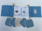 un lot de serviettes hygiéniques en tissu et un sac en tissu posés sur la table