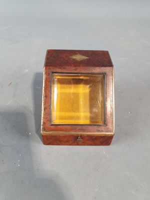 une petite boîte en bois avec une lumière jaune à l'intérieur