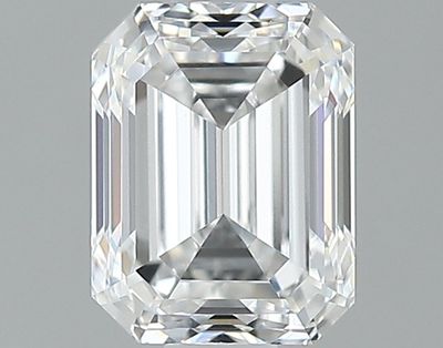 un gros plan d'un diamant taillé en forme de diamant sur fond gris