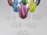 six verres à vin multicolores empilés les uns sur les autres