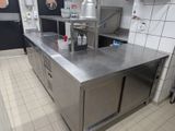 un grand plan de travail en acier inoxydable dans une cuisine professionnelle