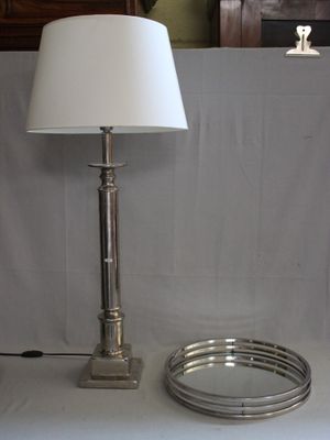 une lampe posée sur une table à côté d'un plateau