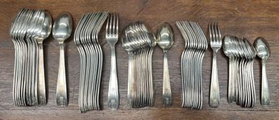 six fourchettes et cuillères sont alignées sur une table en bois