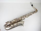 un saxophone argenté posé sur une table