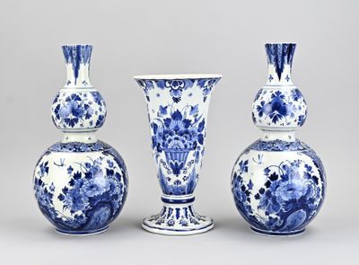 trois vases bleus et blancs placés les uns à côté des autres