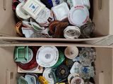 une boîte en carton remplie d'objets hétéroclites