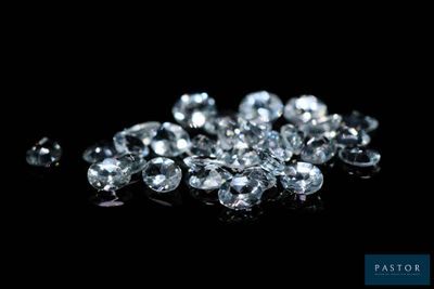 gros plan d'un groupe de diamants sur une surface noire