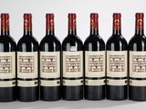 six bouteilles de vin rouge sont alignées