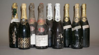 plusieurs bouteilles de vin sont alignées sur une table