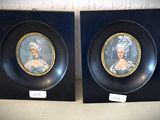 une paire de portraits miniatures encadrés représentant des femmes en robe bleue et coiffées d'un bonnet