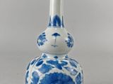 un vase bleu et blanc posé sur une table