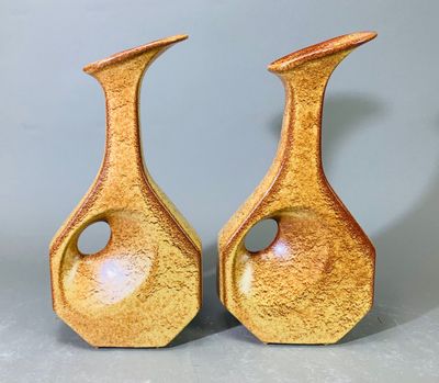 deux vases posés côte à côte sur une table
