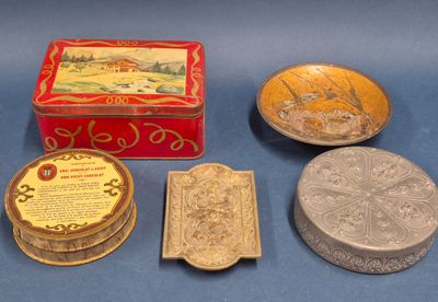 Lot de diverses boîtes en métal et métal laqué, on y joint d…