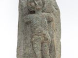 statue représentant un homme tenant une femme par le bras