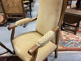 une chaise qui se trouve au milieu d'une pièce
