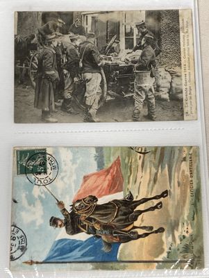 deux vieilles cartes postales représentant des hommes à cheval, avec un drapeau