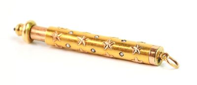 une image représentant un stylo doré orné d'étoiles, posé sur un fond blanc