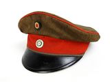 un chapeau marron avec une bordure rouge sur fond blanc