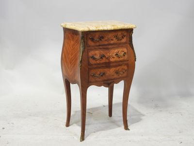 une photo d'une petite commode en bois avec un plateau en marbre