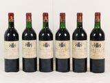 six bouteilles de vin sont alignées sur une table