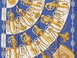 un gros plan sur une écharpe bleue et blanche ornée de motifs dorés