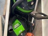 un aspirateur vert et noir, un sèche-cheveux vert et noir, un sèche-cheveux noir et vert et un sèche-cheveux vert et noir