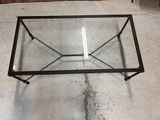 une table en verre surmontée d'une structure métallique