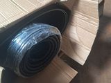une boîte en carton sur laquelle se trouve un rouleau de ruban adhésif