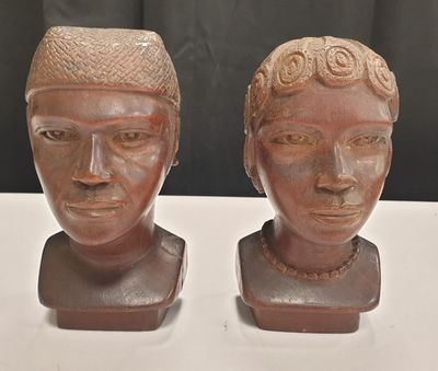PAIRE DE SUJETS AFRICAINS en bois représentant un couple