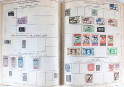 un livre avec un grand nombre de timbres différents