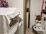 une petite salle de bains avec un lit et des toilettes à l'intérieur