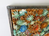 une photo d'un bouquet de fleurs dans un cadre en bois