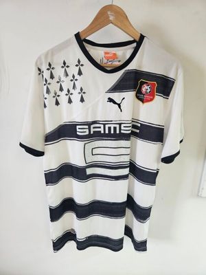 une chemise blanche à rayures noires et blanches accrochée à un mur