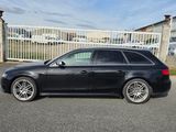 une photo d'un break Audi noir garé sur un parking
