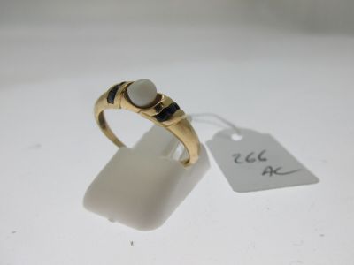 gros plan d'une bague à laquelle est attachée une étiquette