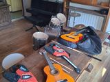des guitares et des clés sur une table en bois dans un salon