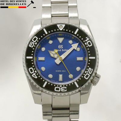 gros plan d'une montre-bracelet avec un cadran bleu